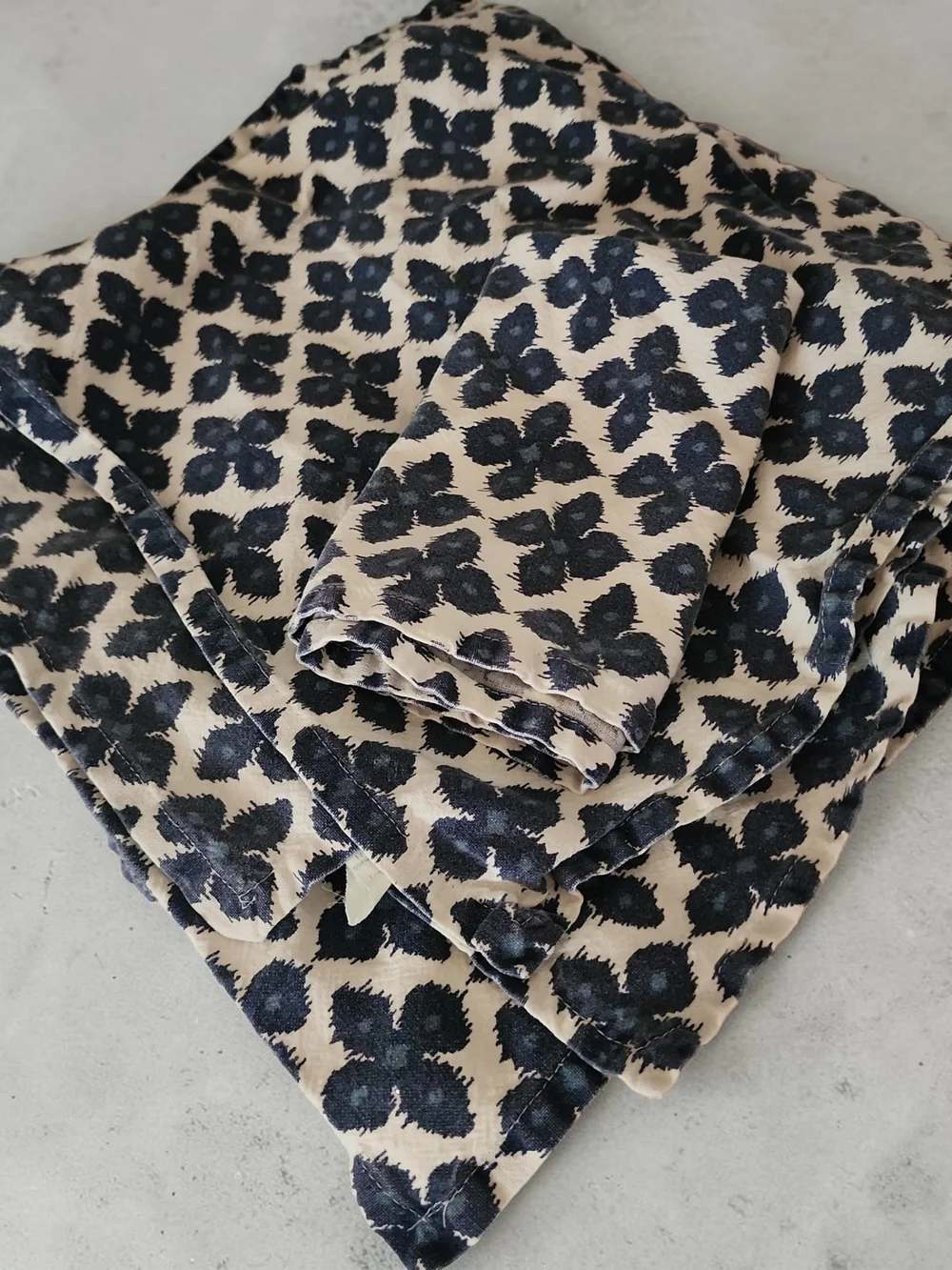 Cotton napkins, set of 6, navy blue and White floral jacquard pattern